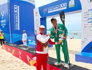 Kadisparpora Aceh Besar Kalungkan Mendali Kepada Atlet Dayung Nomor Stand Up Paddle 