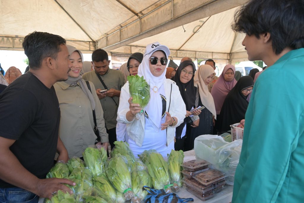 Kunjungi Pasar Tani, Pj Ketua PKK Aceh Dorong Pemanfaatan Produk Lokal dan Usaha Kecil
