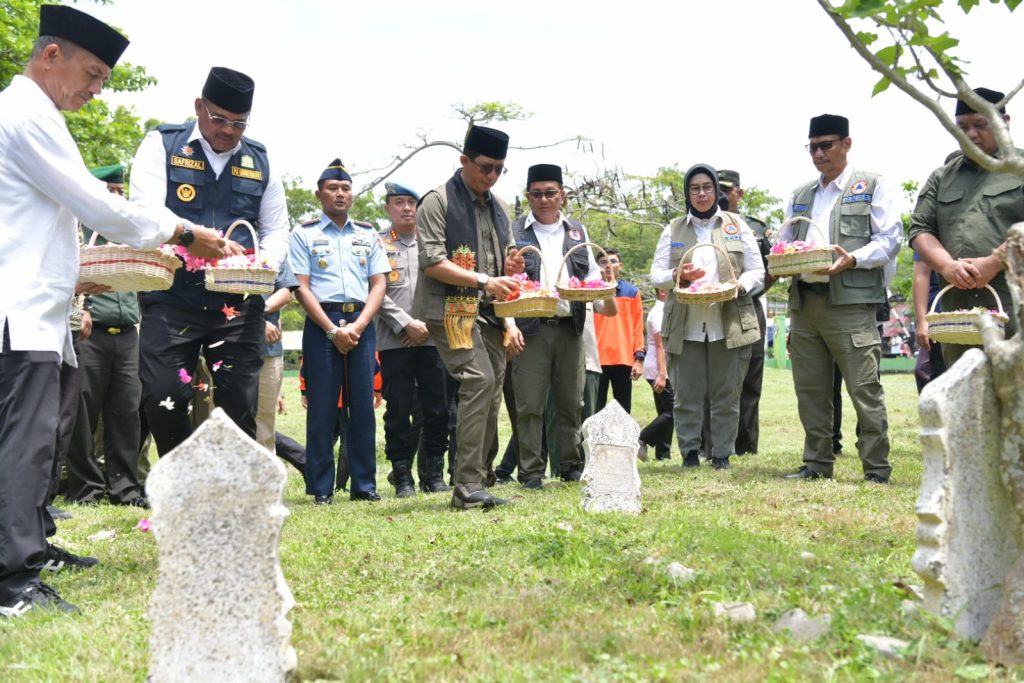 Pj Gubernur Safrizal dan Kepala BNPB Ziarah ke Kuburan Massal Tsunami