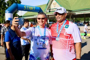 Pj Gubernur Safrizal Kalungkan Medali untuk Juara Run For Resilience Peringatan Bulan PRB 2024