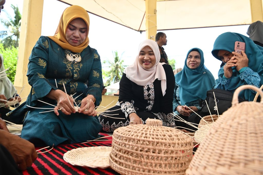 Pj Ketua Dekranasda Aceh Apresiasi Pengrajin Rotan di Gampong Kueh Lhoknga