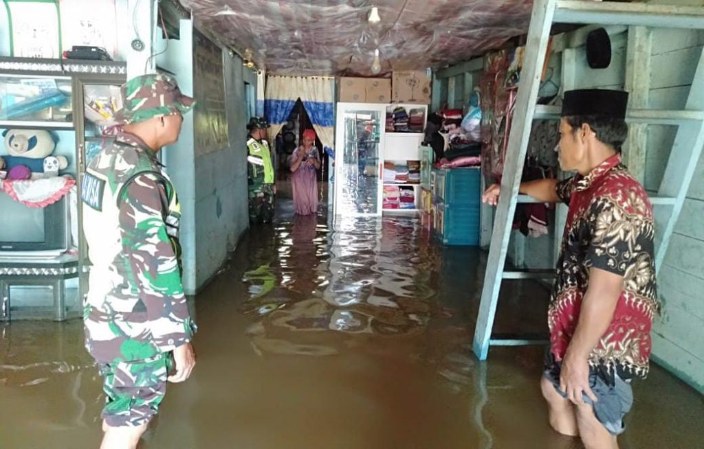 Hujan Deras Sebabkan Banjir di Sultan Daulat, Babinsa Bergerak Cepat Bantu Warga Terdampak Banjir