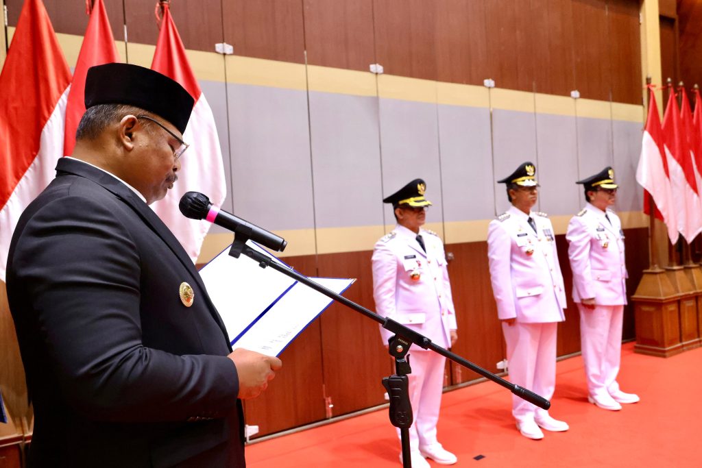 Pj Gubernur Safrizal Lantik Tiga Penjabat Bupati