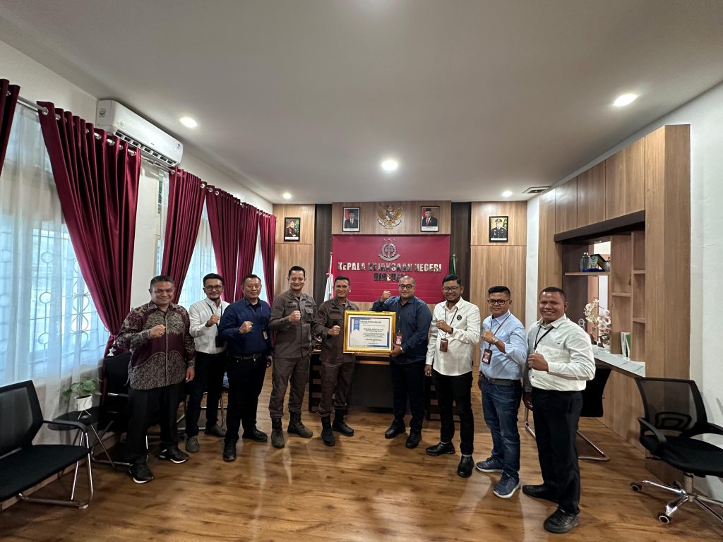 YARA Serahkan Tiga Piagam Penghargaan Kepada Kejari Bireuen, Kapolres, Bupati Bireuen