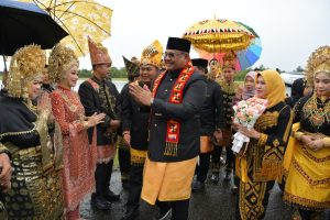 Kunker ke Simeulue, Pj Gubernur Safrizal Pimpin Upacara HUT Kabupaten hingga Serahkan Bantuan Kebakaran
