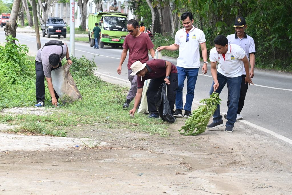 Pj Bupati Aceh Besar Pimpin Aksi Satu Jam Pungut Sampah di Blang Bintang