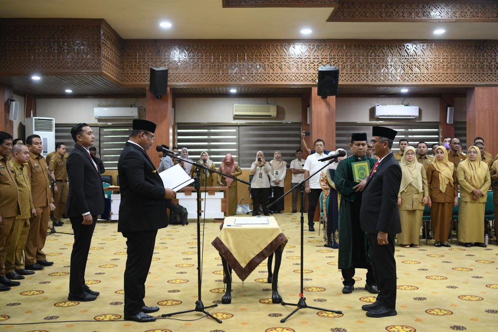 Pj Gubernur Safrizal Lantik Sekretaris DPRA dan Serahkan SK Plt Sekda Aceh Beserta Sejumlah Pejabat Sementara