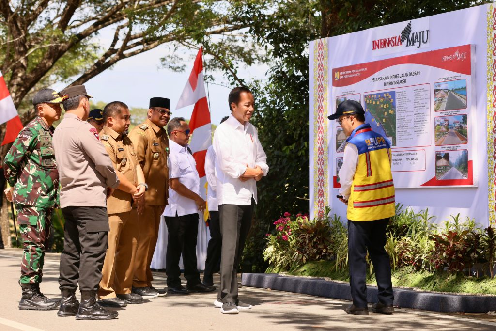 Pj Gubernur Safrizal Dampingi Presiden Jokowi Resmikan 25 Ruas Jalan dan Jembatan di Aceh