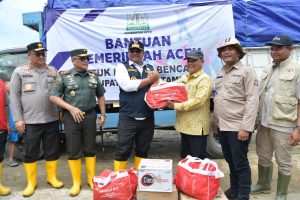 Penjabat Gubernur Safrizal Serahkan Satu Truk Bantuan untuk Pengungsi Banjir Aceh Tamiang