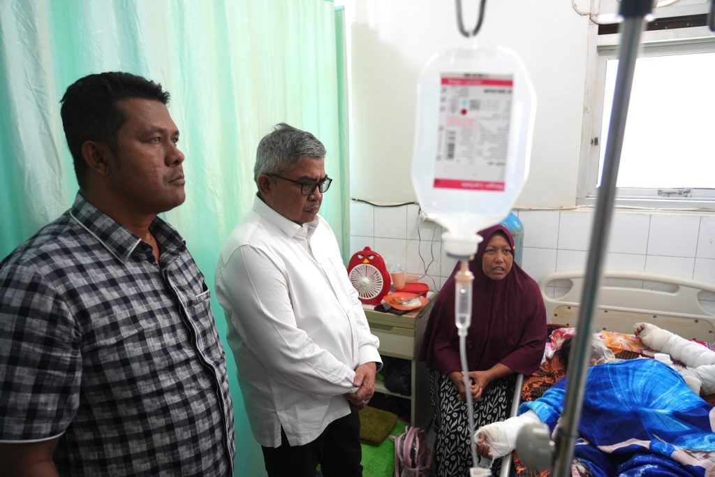 Bustami Hamzah Besuk Remaja yang Disiram Air Baterai oleh Ayah Tiri, Tawarkan Biayai Pengobatan
