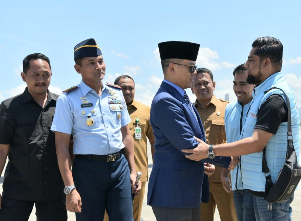 Menlu Sugiono Laksanakan Perjalanan Dinas Pertama, Transit di Aceh