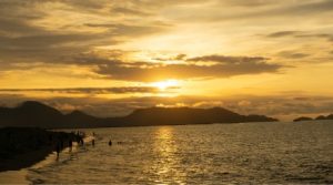 Pantai Alue Naga, Tempat Rileks Mahasiswa Usai Kuliah 