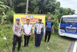 Rawan Laka Lantas, Satlantas Polres Lhokseumawe Pasang Spanduk Imbauan Rawan Laka di Nisam Antara