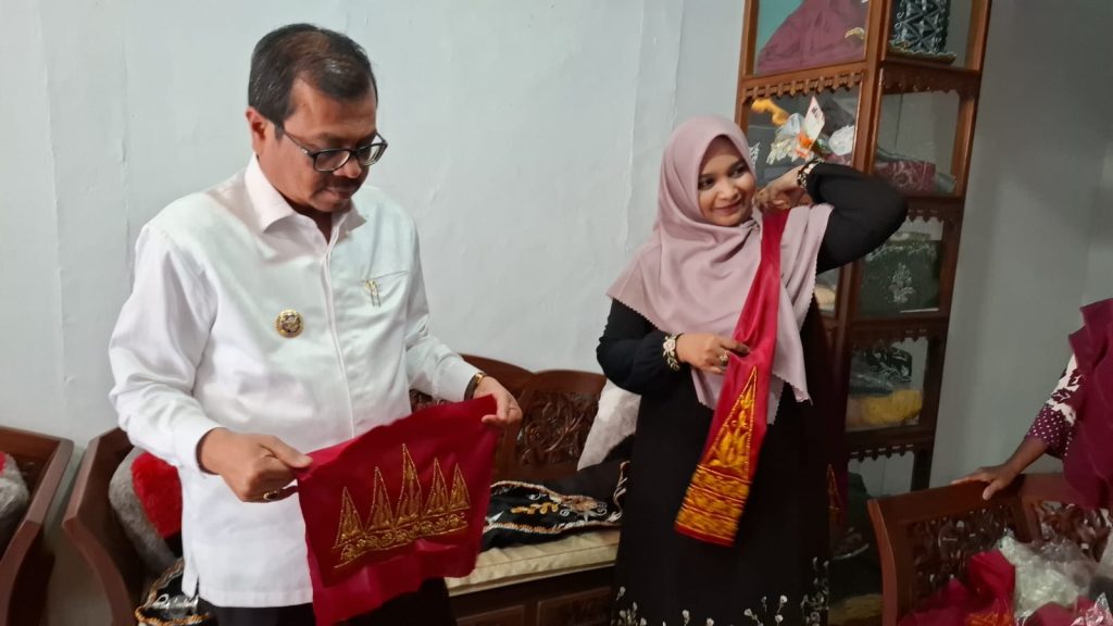 Pj Bupati Aceh Barat dan Ketua Dekranasda Kunjungi Usaha Kasab Benang Emas di Kuala Bubon