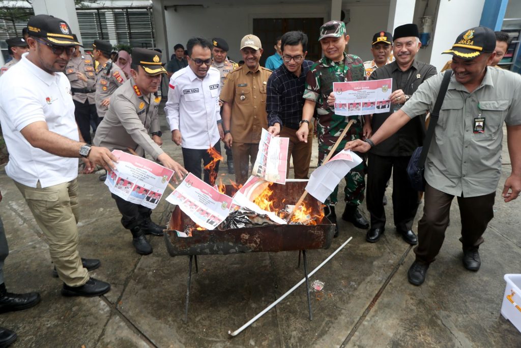 Forkopimda bersama KIP Banda Aceh Musnahkan 1.045 Surat Suara Lebih/Rusak