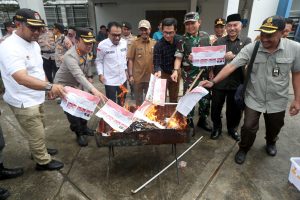 Forkopimda bersama KIP Banda Aceh Musnahkan 1.045 Surat Suara Lebih/Rusak