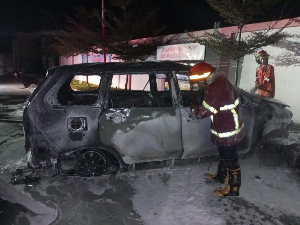 Toyota Avanza Ludes Terbakar di SPBU Indrapuri
