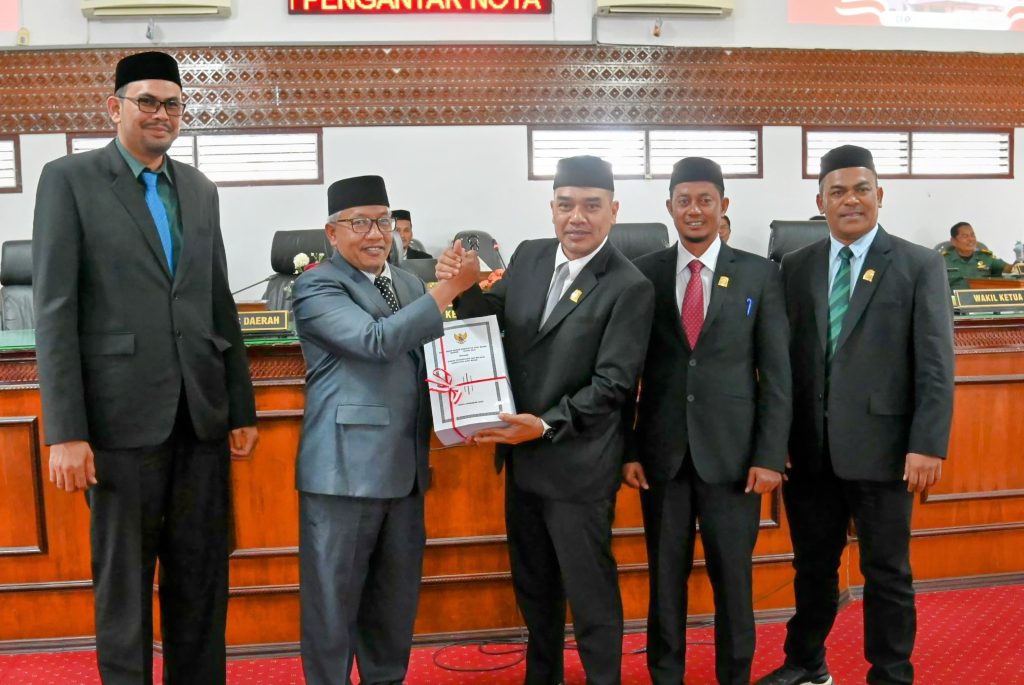 Wakili Pj Bupati, Plh Sekda Aceh Besar Sampaikan Nota Keuangan APBK 2025 di DPRK