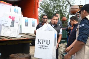 Pj Bupati Aceh Besar Lepas Logistik Pilkada untuk Kecamatan Pulo Aceh