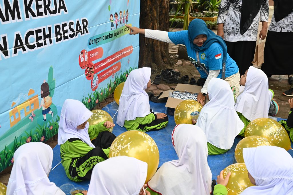 Bunda PAUD Cut Rezky Launching Segar Madu dan Syandu di SDN 1 Lambheu