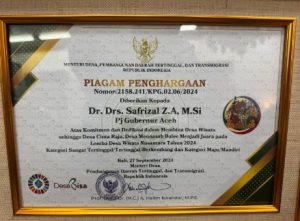 Pj Gubernur Safrizal Terima Penghargaan dari Menteri Desa PDTT RI