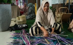 Erlina Penganyam Tikar Pandan Asal Bak Aghu di Pesta UMKM Aceh Besar