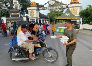 Kodam Iskandar Muda Berbagi dalam Program “Jum’at Berkah”
