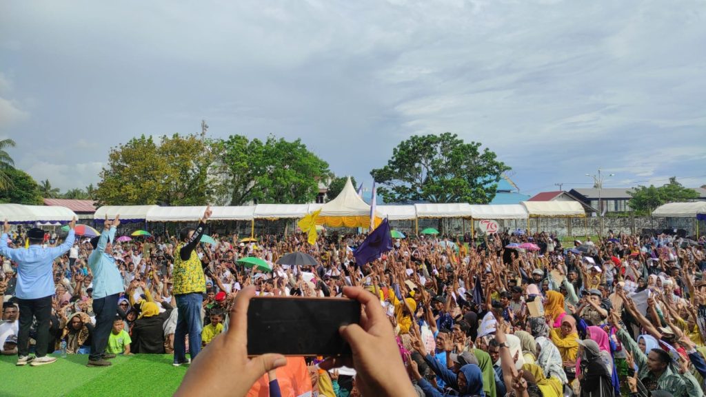 Ribuan Simpatisan Hadiri Kampanye Akbar HAKAM-AYI Meski Diguyur Hujan