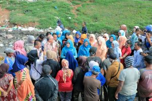 PKK Salurkan Sembako untuk Pemulung di Hari Ibu