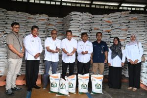 Kadis Pangan Aceh Besar Cek Kualitas Beras Bantuan Pangan Tahap III  