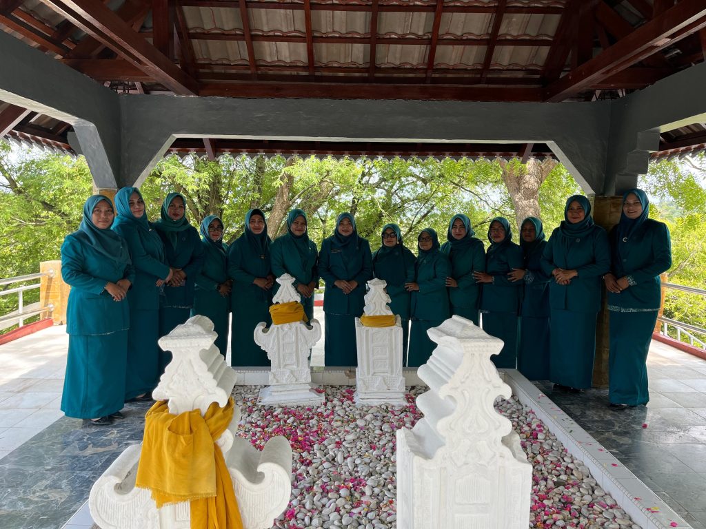 Roadshow Hari Ibu, TP PKK Aceh Besar Kunjungi Makam Malahayati