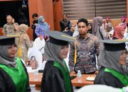 Wakili Pj Bupati, Plt Kadinsos Aceh Besar Hadiri Wisuda Akbar Lansia 
