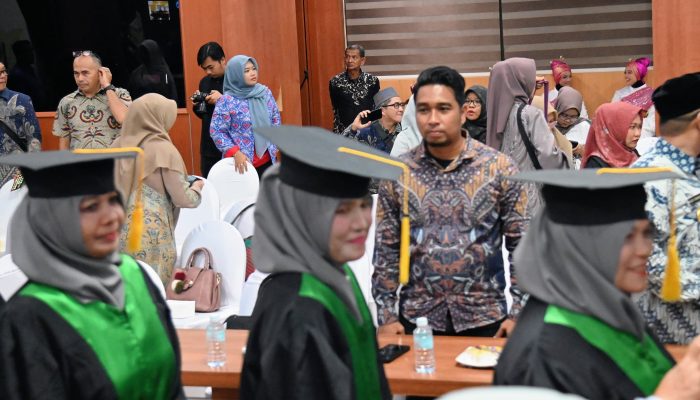 Wakili Pj Bupati, Plt Kadinsos Aceh Besar Hadiri Wisuda Akbar Lansia 