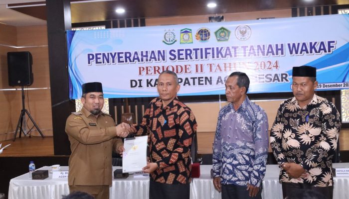 Aceh Besar Serahkan Sertifikat Tanah Wakaf Tahap II