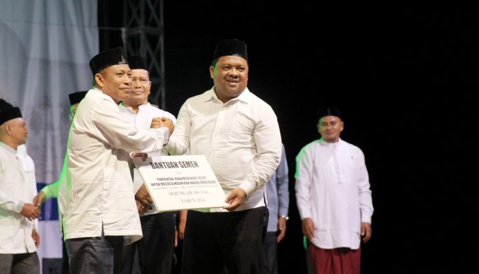 Pemkab Aceh Besar Serahkan Bantuan 100 Sak Semen untuk Pembangunan Masjid Al Maghfirah Kajhu