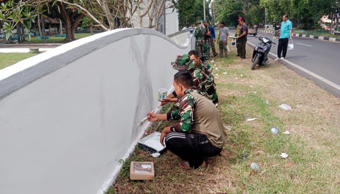 Pemkab Aceh Besar dan Prajurit Kodim 0101/KBA Kembali Cat Pagar Kuburan Massal Siron