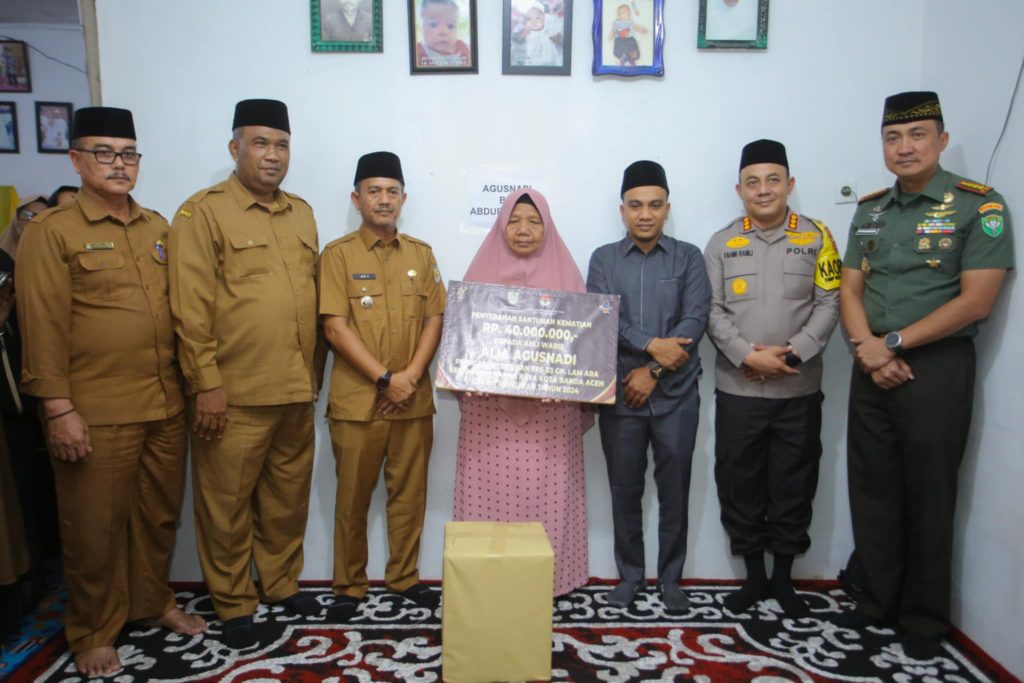 Pj Wali Kota Serahkan Santunan Kepada Linmas yang Meninggal Pada Pilkada