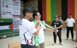 Hadiri Fun Walk For Palestina, Ketua DPRK Banda Aceh Tebus Syal Pemberian Mantan PM Palestina