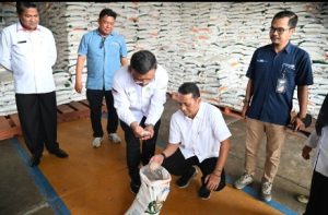 Kadis Pangan Aceh Besar Cek Kualitas Beras Bantuan Pangan Tahap III