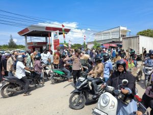 Polisi Bersama Satgas Independen Bupati Aceh Besar Terpilih Atur Lalulintas di Peukan Bada