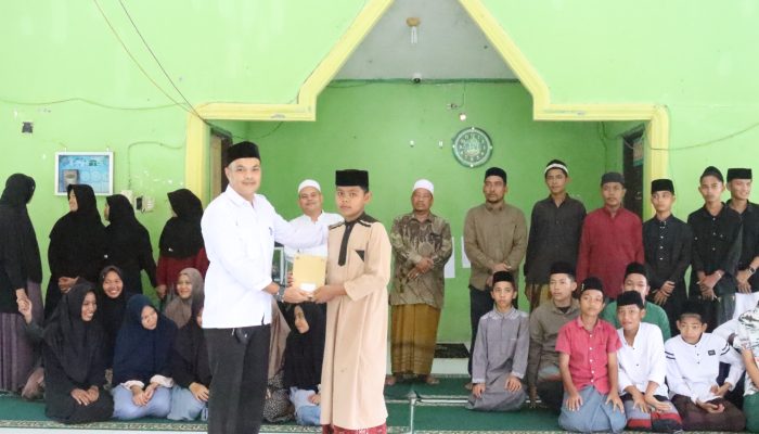45 Santri Yatim Dayah Inti Darul Aitami Terima Bantuan Buku Tulis dari UPTD Dinas Pendidikan Dayah Aceh Barat