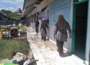 Relawan Damkar BPBD Aceh Besar Bersihkan Sekolah Pascabanjir di Kuta Cot Glie