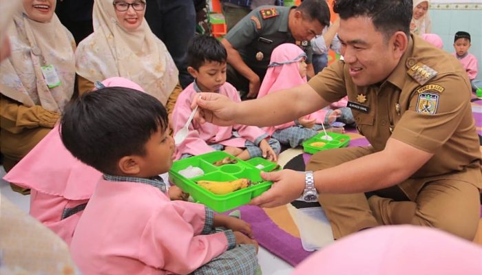 Pantau Makan Bergizi Gratis, Almuniza: Alhamdulillah, Anak-anak Senang