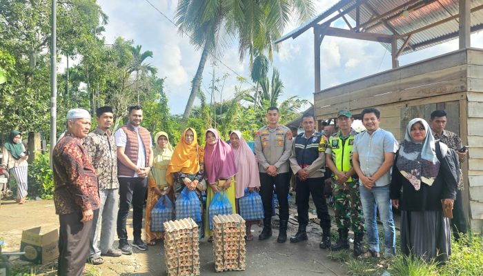Camat Blang Bintang Salurkan Telur Gratis ke Masyarakat Cot Geundruet