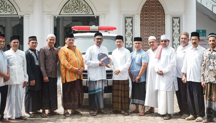 Tingkatkan Pelayanan Kesehatan, Farid Nyak Umar Serahkan Ambulans untuk Gampong Mulia