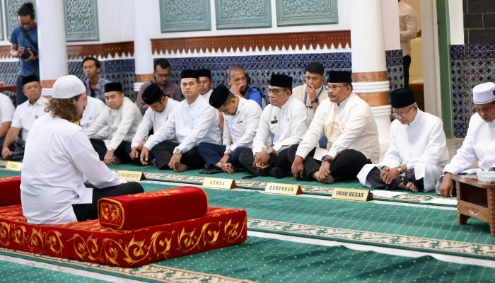 Warga Australia Masuk Islam di Masjid Raya Baiturrahman, Disaksikan Pj Gubernur