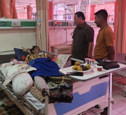 Kadiskominfo dan Kabag Prokopim Bezuk Muslem Ulka Wartawan Korban Tabrak Lari