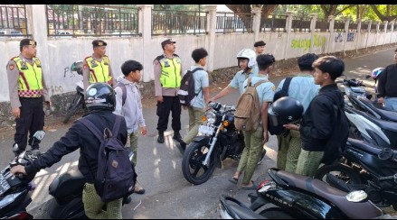 Polisi Amankan Pelajar Bolos Sekolah Saat Nongkrong di Warkop
