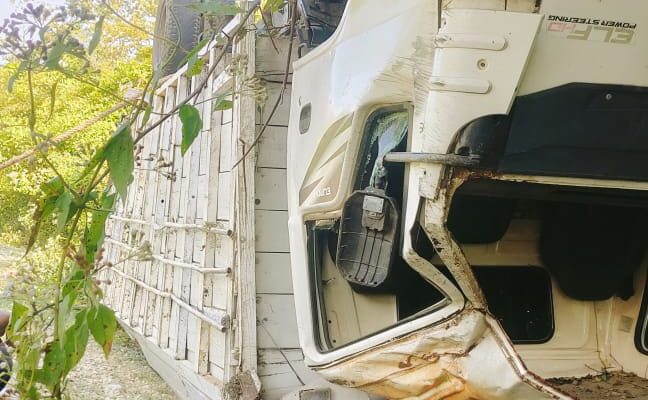 BREAKINGNEWS: Rem Blong, Mobil Isuzu Elf Terbalik di Lamreh