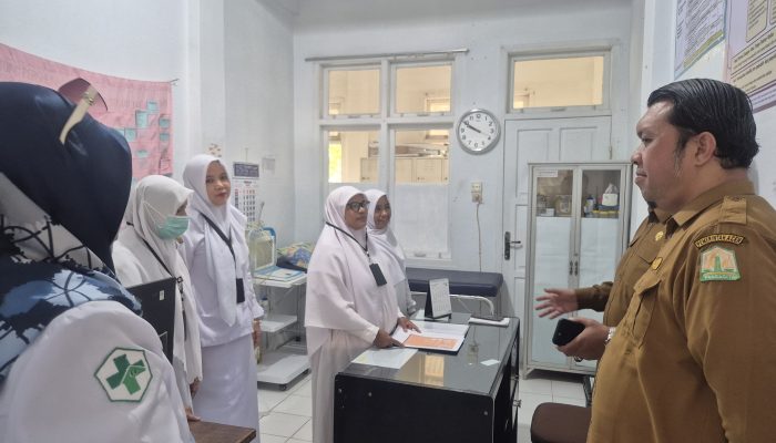 Kadinkes Aceh Tinjau Pelaksanaan Pemeriksaan Kesehatan Gratis di Puskesmas Darul Kamal